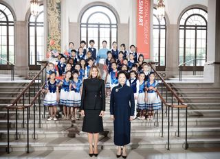 Peng Liyuan ve ABD Başkanı Trump’ın eşi Melania, Ulusal Asya Sanatı Müzesi’ni ziyaret etti