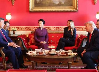 Xi Jinping ve Peng Liyuan, ABD Başkanı Trump ve eşiyle çay sohbetinde bir araya geldi