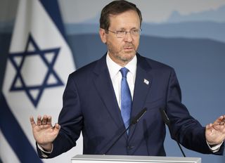 Bakü’de Herzog protestosu: Türkiye dahil çok sayıda ülke salonu terk etti