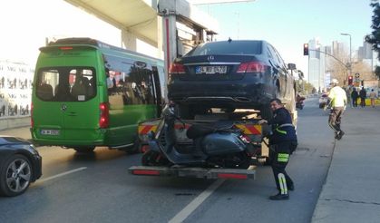 Otomobilin altında kalan motosikletli ağır yaralandı