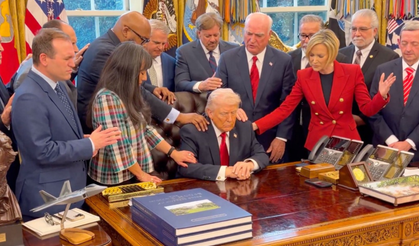 Oval Ofis'te Trump'a dokunarak dua ettiler