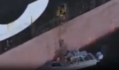 İran, Hürmüz’de iki gemiye müdahale ettiği anları paylaştı