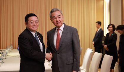 Wang Yi, ASEAN Genel Sekreteri Kao Kim Hourn ile görüştü