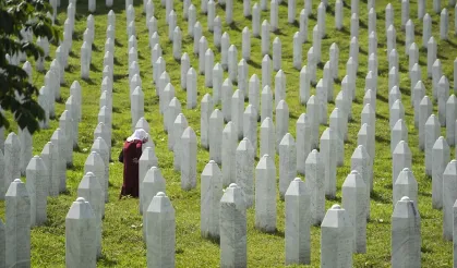 Srebrenitsa'da acı dinmiyor: 10 kurban daha defnedildi