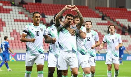 İsrail - İrlanda maçında futbolculardan protesto