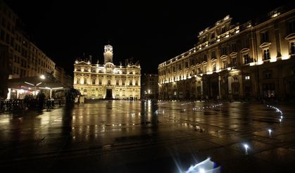 Fransa'da Paris ve bazı kentlerde sokağa çıkma yasağı uzatıldı