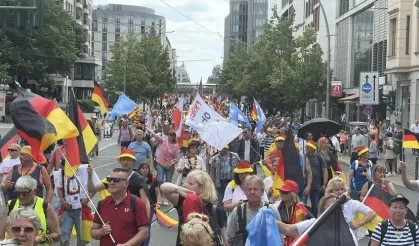 Berlin'de hükümete karşı binlerce kişi sokakta: Merz istifa!