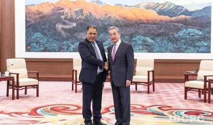 Wang Yi, Pasifik ada ülkelerinin ortak heyetiyle bir araya geldi