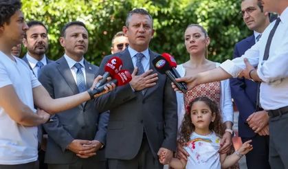 Özgür Özel, Tayfun Kahraman’ın kızı Vera’nın mezuniyet törenine katıldı