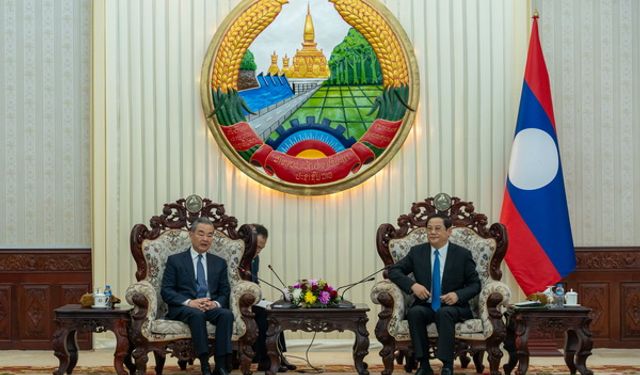 Laos Başbakanı Siphandone, Wang Yi ile bir araya geldi