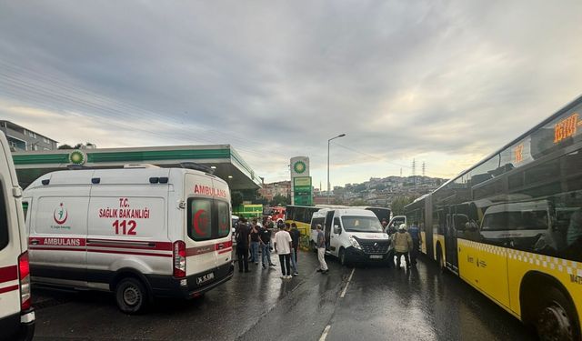 İETT otobüsü 3 araca çarpıp akaryakıt istasyonuna daldı: 1’i ağır 3 yaralı