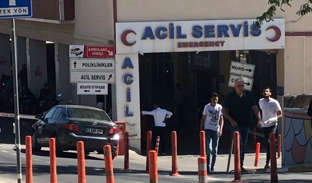 Motosikletli 2 kişiden kuaför dükkanına silahlı saldırı; 2 yaralı