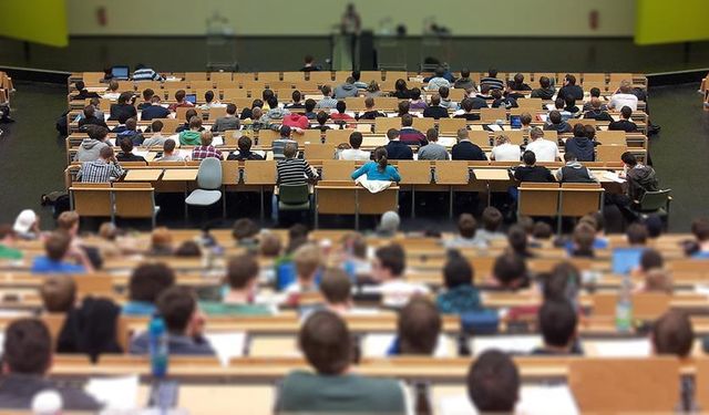 Üniversitelerde yoklamada yeni dönem: Başkasının yerine imza tarih oluyor!