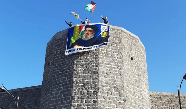 Diyarbakır'da tarihi surlara Nasrallah’ın posteri asıldı