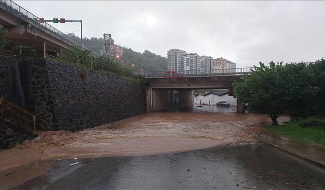 Trabzon'da taşkın ve heyelan: Yollar çöktü