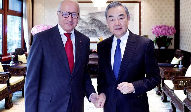 Wang Yi, Fransa Anayasa Konseyi Başkanı Fabius'la görüştü