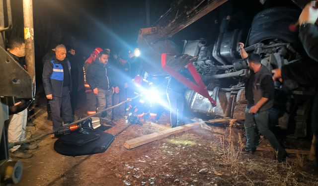 Malatya'da kazaya müdahale eden polisler TIR'ın altında kaldı: 1 şehit