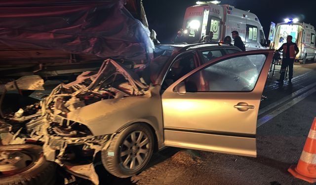 Edirne'de otomobil traktöre çarptı: 1 ölü, 1 yaralı