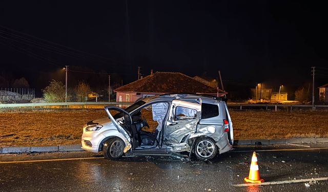 Uşak'ta otomobil ile hafif ticari araç çarpıştı: 1 ölü, 5 yaralı