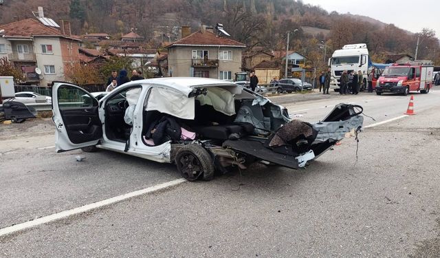 Öğretmen anne ve 3 yaşındaki kızı trafik kazasında hayatını kaybetti