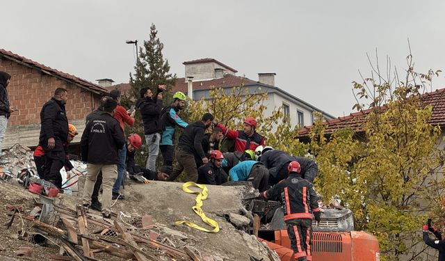 Ağır hasarlı bina, iş makinesinin üzerine devrildi: 1 yaralı