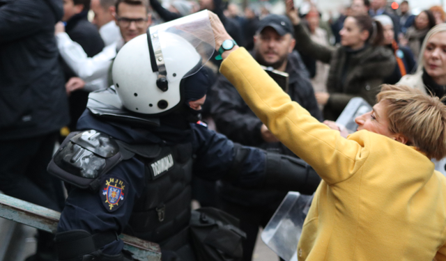 Sırbistan'da tren istasyonundaki kazaya muhalefetin tepkisi sürüyor