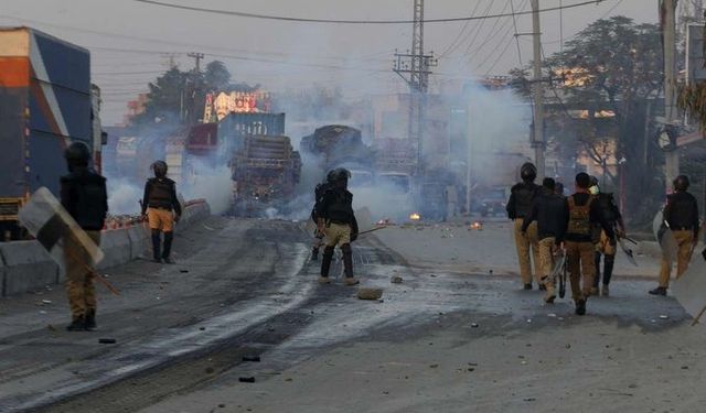 Pakistan'da intihar saldırısı: 12 güvenlik görevlisi öldü