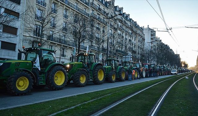 Fransa'da hükümetten yol kapatma eylemi yapan çiftçilere tepki