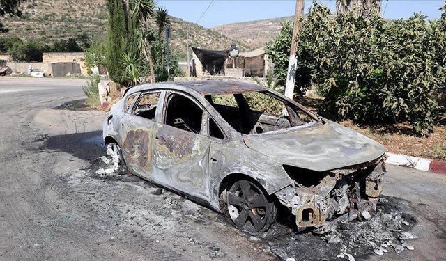 İsrailli yerleşimciler Filistinlilere ait araçları ateşe verdi