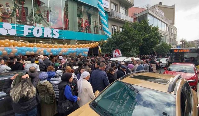 AVM açılışı kaosa dönüştü: Trafik kilitlendi, sıra kavgaları yaşandı