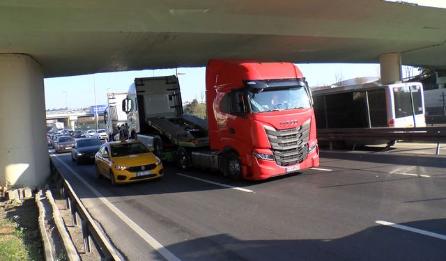 Tır üst geçite sıkıştı: D-100'de trafik yoğunluğu oluştu