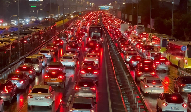 İstanbul'da trafik yoğunluğu yağışın da etkisiyle yüzde 90'a dayandı