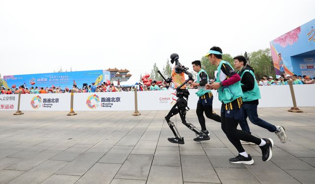 Çin'de bir ilk: Robotlar, maratonda insanlarla birlikte koştu