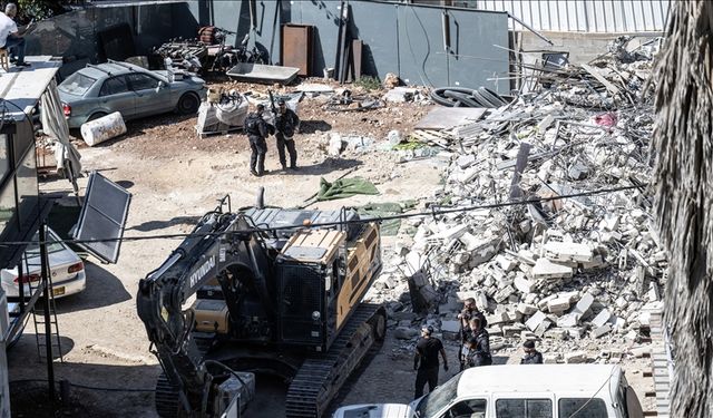 İsrail, Batı Şeria'da Filistinlilere ait 3 katlı binayı yıktı
