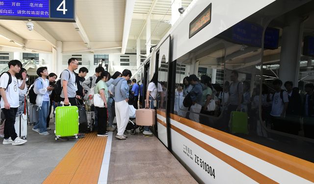 Çin’de İşçi Bayramı tatilinde 151 milyon kişi trenle seyahat etti