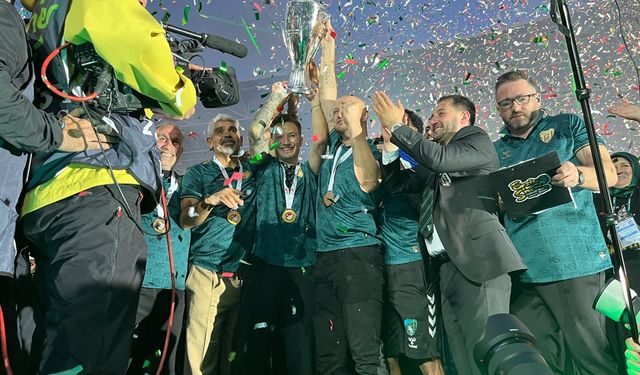 Kocaelispor şampiyonluk kupasını kaldırdı