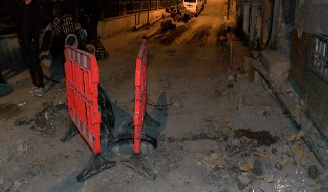 Bayrampaşa'da rögarda patlama; sokak trafiğe kapatıldı