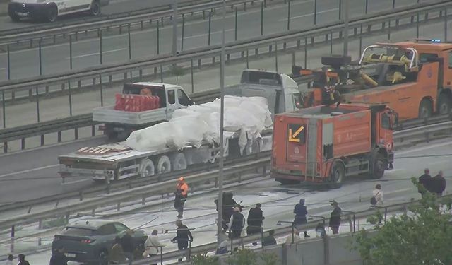 Zeytinburnu'nda D-100'de alçı döküldü, trafik yoğunlaştı