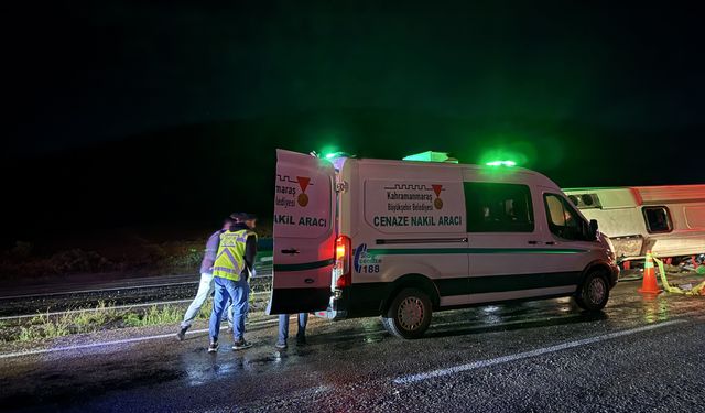 Göçmenleri taşıyan minibüs devrildi: 1 ölü, 22 yaralı
