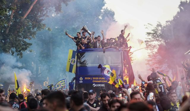 Fenerbahçe Beko, şampiyonluğunu taraftarıyla kutladı