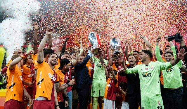 Galatasaray şampiyonluğunu taraftarıyla stadyumda kutladı