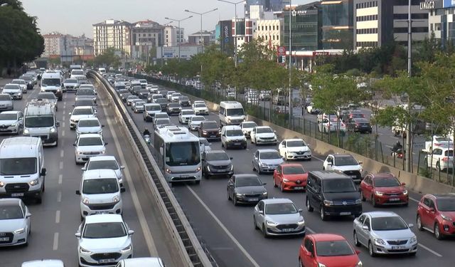 İstanbul'da haftanın ilk gününde trafik yoğunluğu yüzde 63