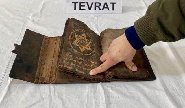 Yol kontrolünde 700 yıllık olduğu değerlendirilen Tevrat bulundu