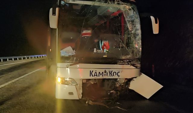 Yolcu otobüsüyle otomobil çarpıştı; 1 ölü, 8 yaralı