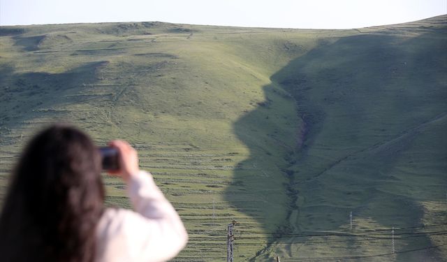 Ardahan'daki "Atatürk silüeti" bu yıl da oluşmaya başladı