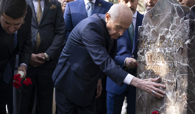 Bahçeli, Alparslan Türkeş'in kabrini ziyaret etti