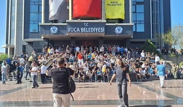 İzmir’de belediye işçilerinin iş bırakma eylemi sürüyor
