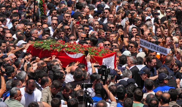 Ferdi Zeyrek'e veda: On binlerce Manisalı, başkanlarını uğurladı... Özgür Özel gözyaşları içinde konuştu