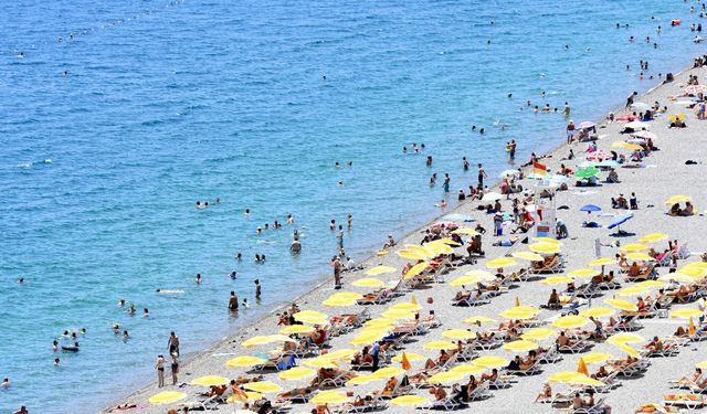 Antalya sahillerinde sıcak hava yoğunluğu