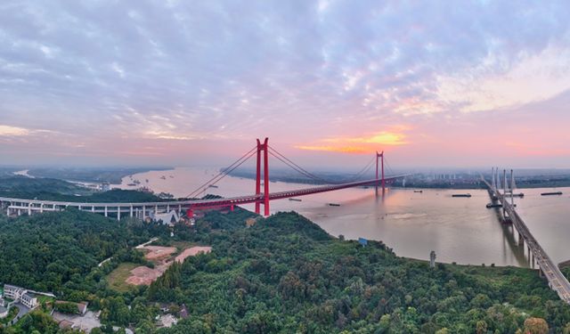 Çin’in ilk çift katlı kara ve demir yolu köprüsü trafiğe açıldı